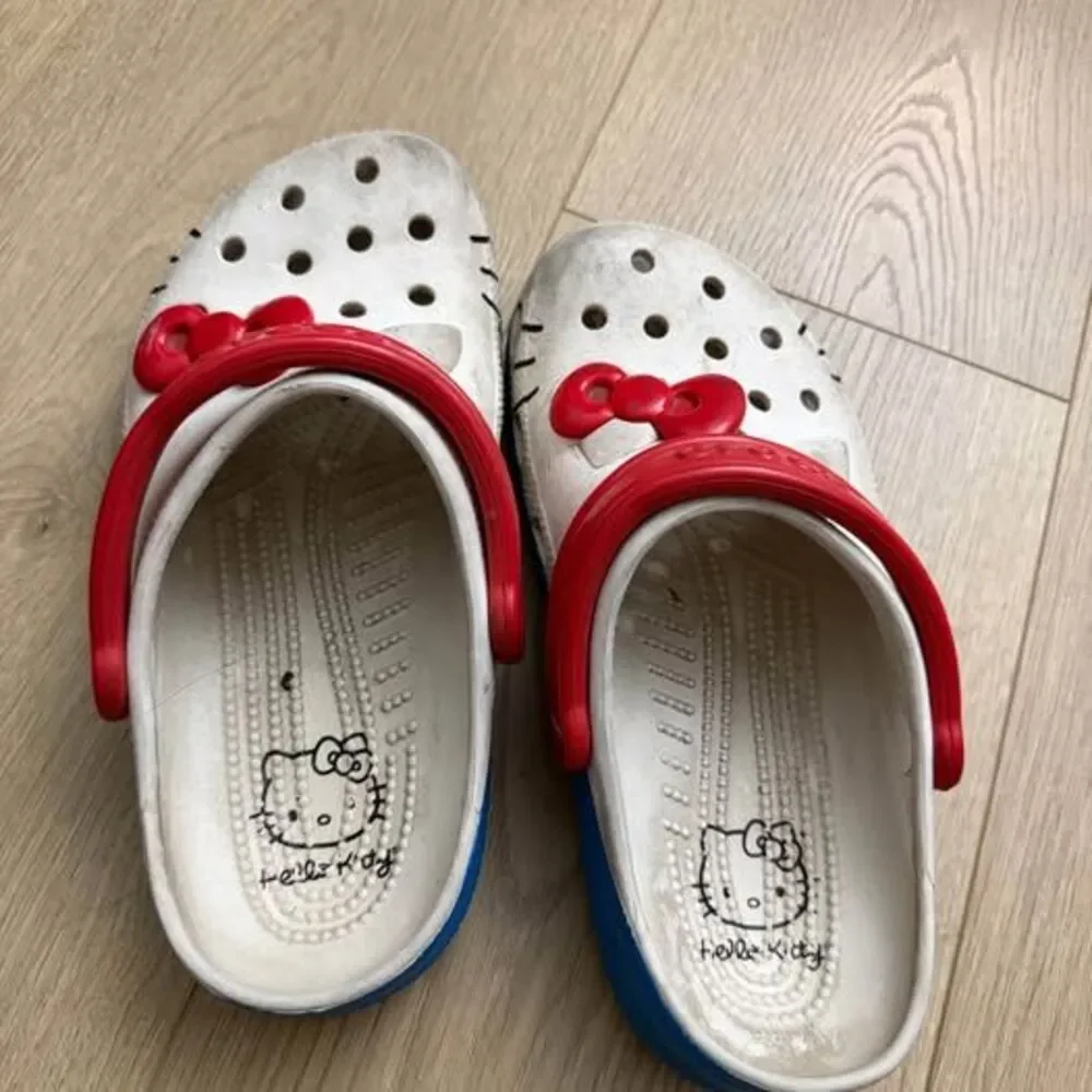 Crocs Hello Kitty Clogs Size J4